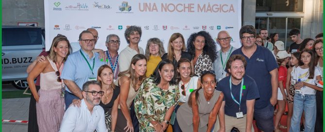 Pacientes y familiares del Hospital Virgen de las Nieves disfrutan del cine de verano con el apoyo de Italfarmaco