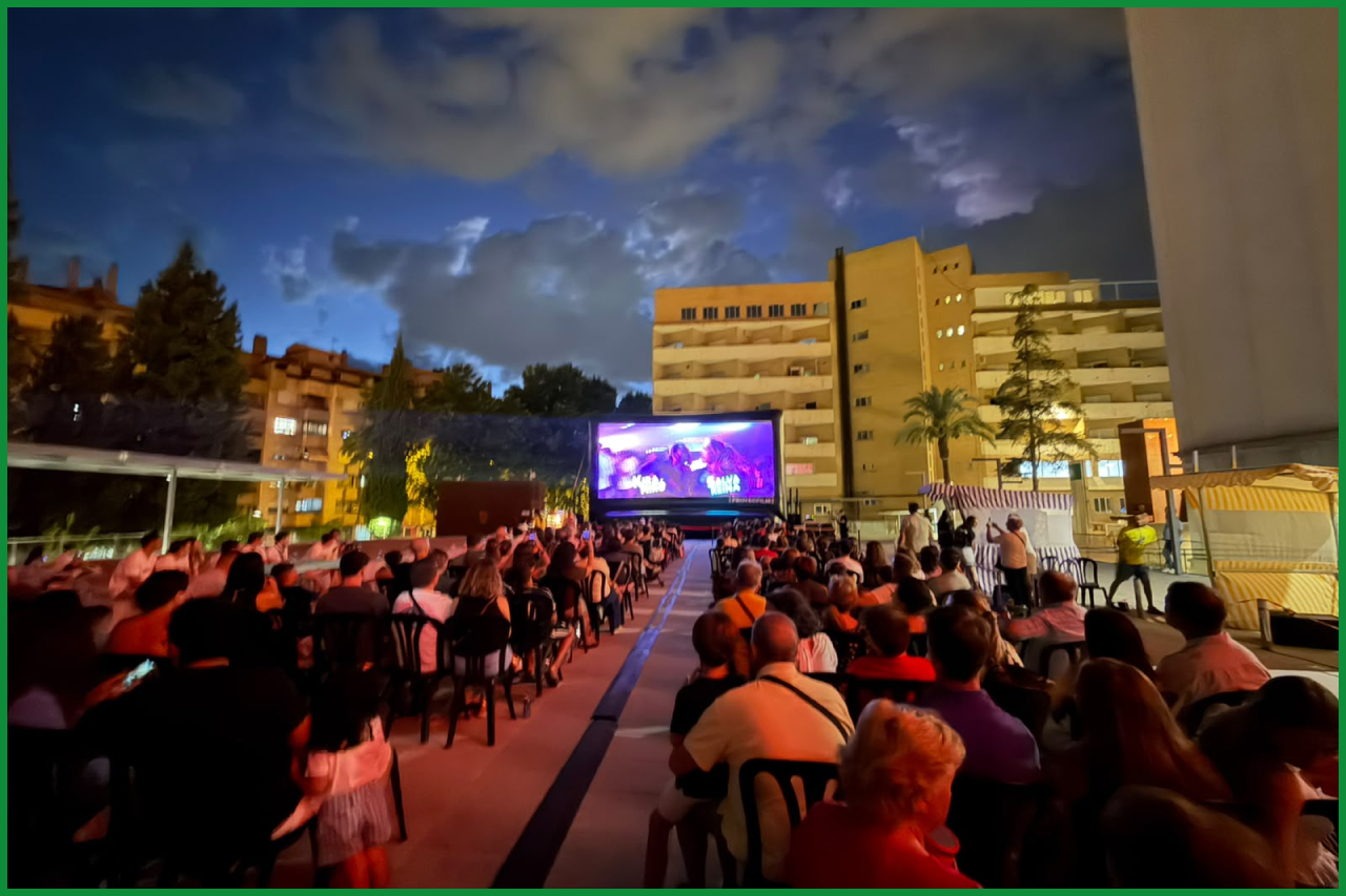 Pacientes y familiares del Hospital Virgen de las Nieves disfrutan del cine de verano con el apoyo de Italfarmaco